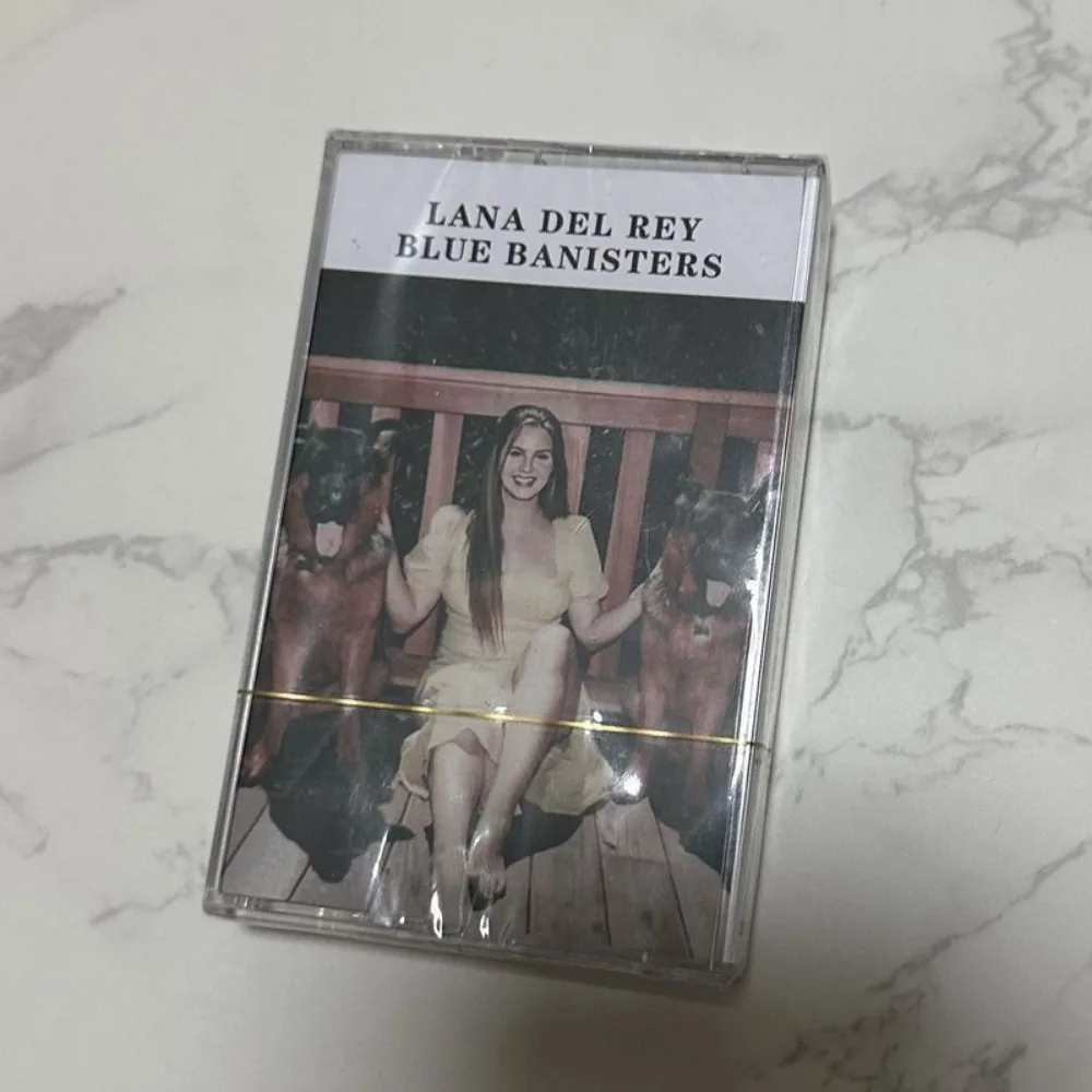 

Новая запечатанная кассета Lana Del Rey Blue Banisters с буклетом с текстами песен