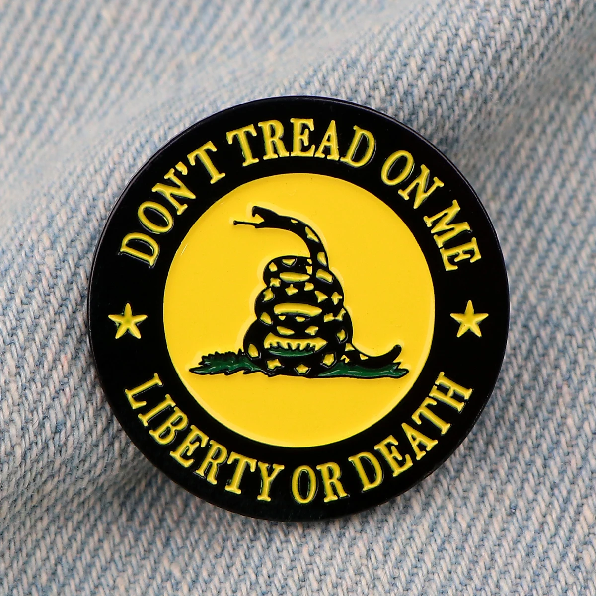 Snake DON\'T TREAD ON ME Enamel Pin Brooches for Women Lapel Pins Badges on Backpack Clothing Accessories Phrase Jewelry Gift