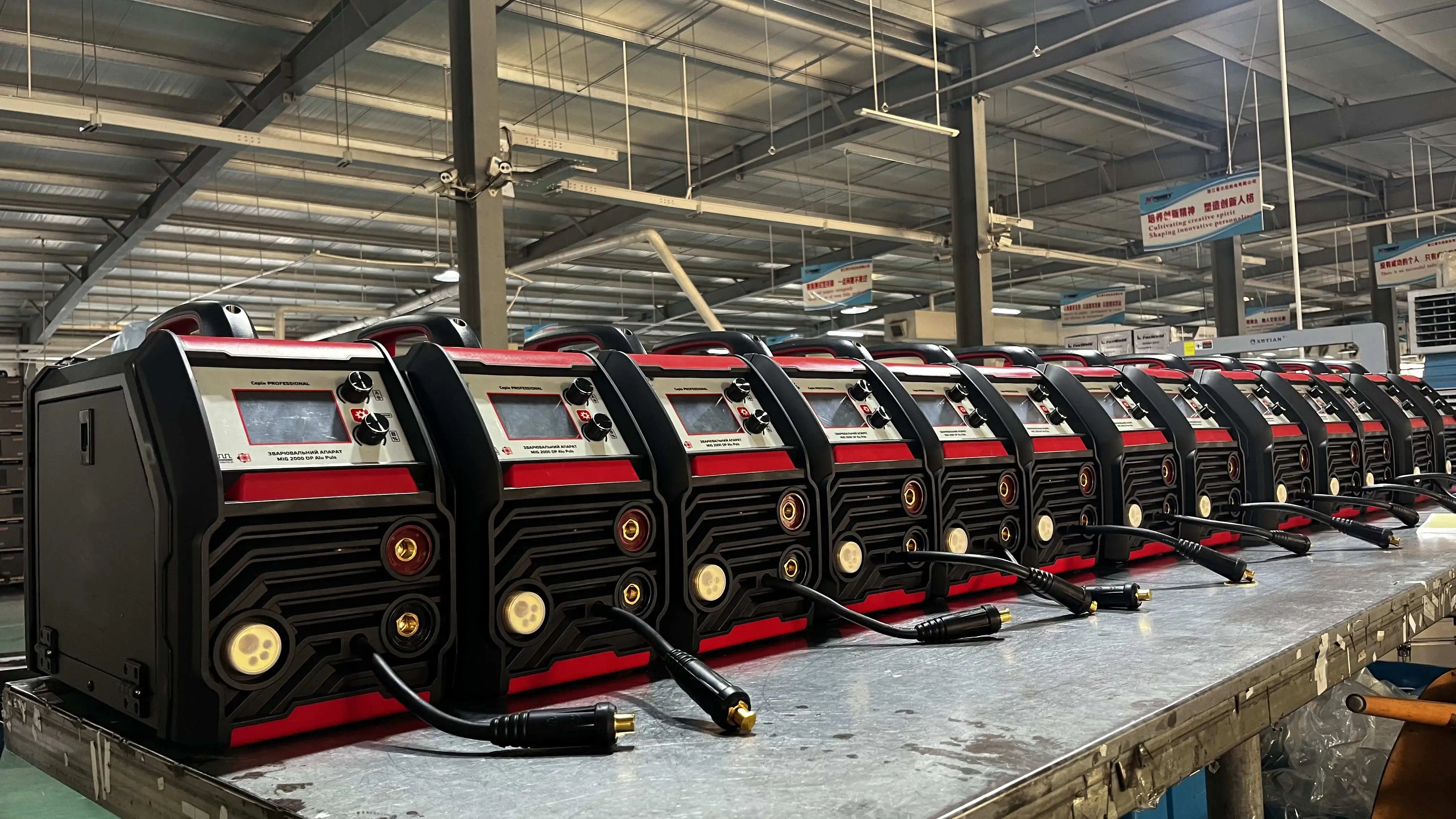 Portable 200A MIG Welding Machine 220V, Synergic Control, Aluminum & Steel Capable, CE Certified for Demanding Welding Jobs