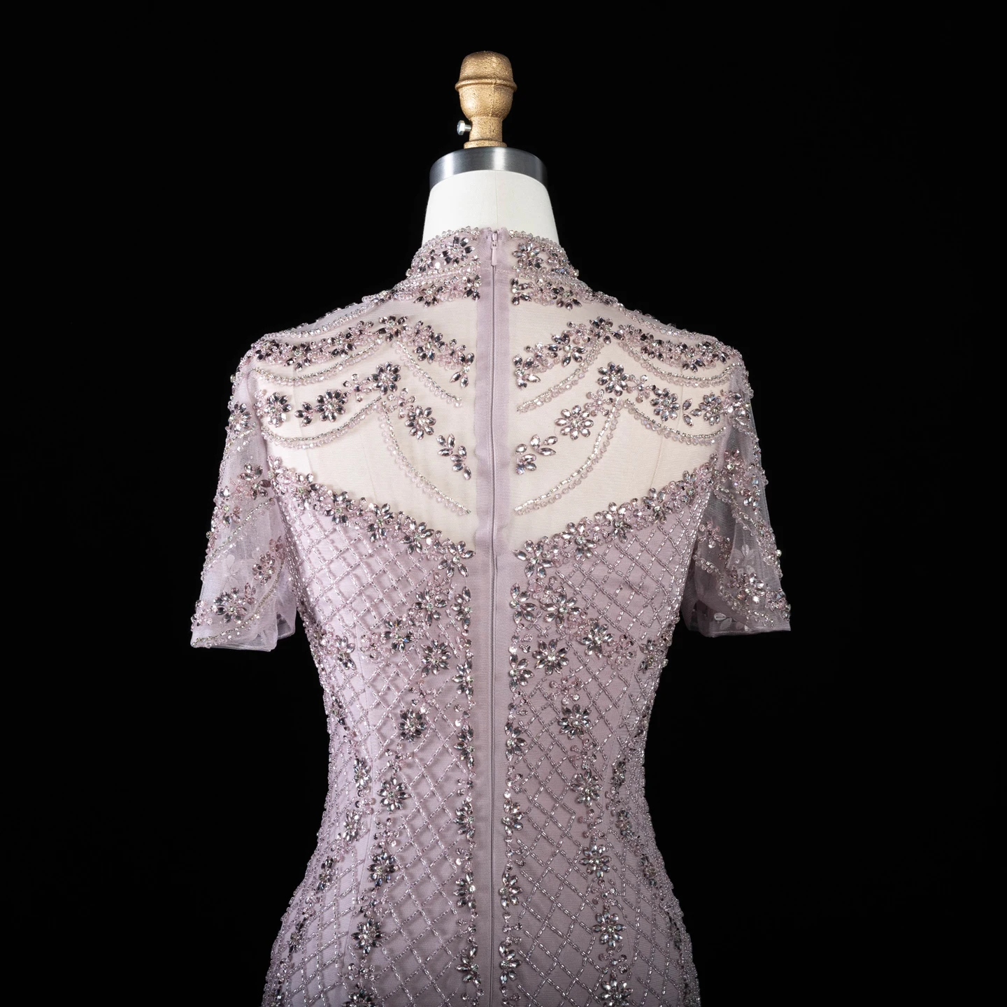 Sharon Said Abendkleid mit hohem Kragen in Champagnerfarbe, kurzen transparenten Ärmeln, Gittermuster, Strass, Meerjungfrauen-Schnitt, formelles Anlasskleid, Partykleid SS185, maßgeschneidert. – Detail 18
