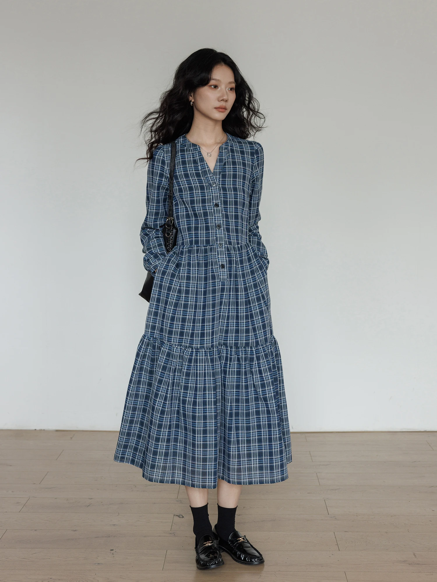 

Vastand 2025 New Commuter A-Line Dress Design Sense Women's Dress Casual Cotton Long Sleeve V-Neck City Commuting Single Button