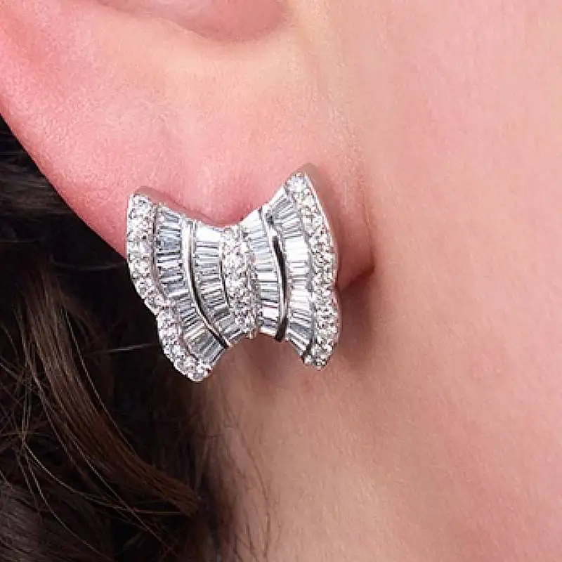 Huitan Elegante Damen-Ohrstecker in Schleifenform, trendig, für Hochzeit, Verlobung, eingelegt mit hellen CZ-Accessoires, Jubiläumsschmuck, Geschenk