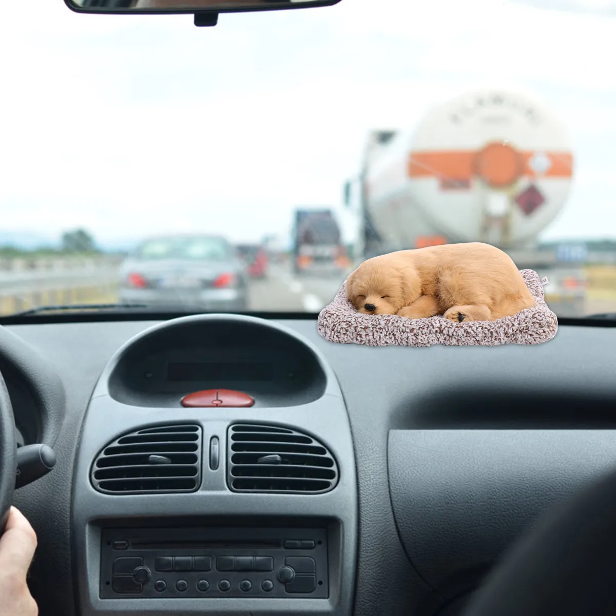 

Декоративная фигурка собаки для автомобиля: реалистичная имитация, эстетичное украшение интерьера, ароматизатор