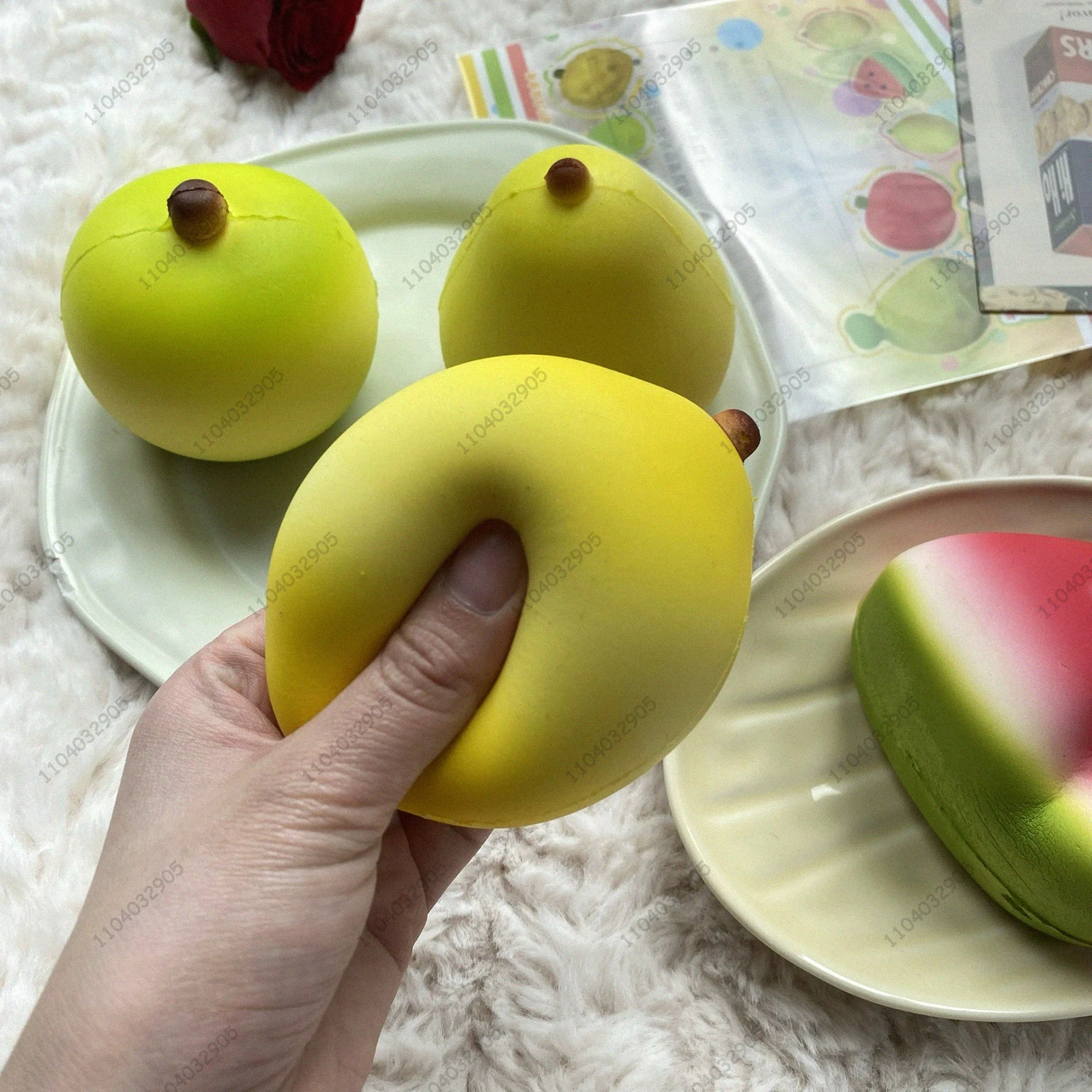 フルーツスクイーズトイ　スローライジング　スイカ　パイナップル　マンゴー　ゆっくり反発　柔らかい握り感　ストレス解消　ハンドリラックス　ギフトおもちゃ