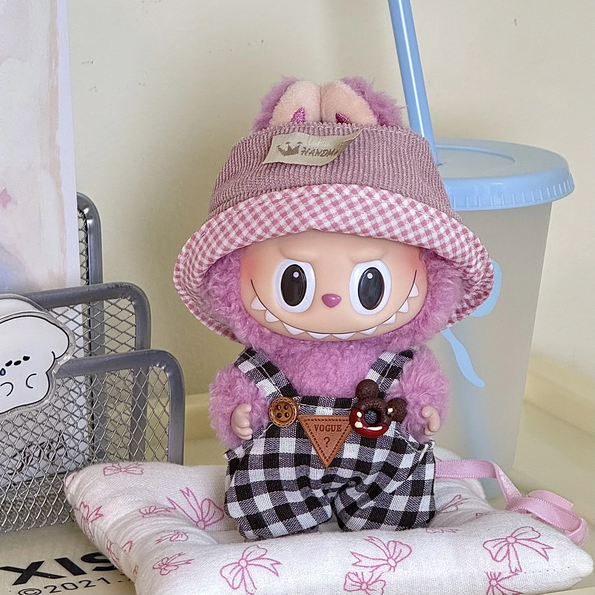 

Clothes only] The blind box is covered with clothes for sitting on the party pendant for the cute suspenders.