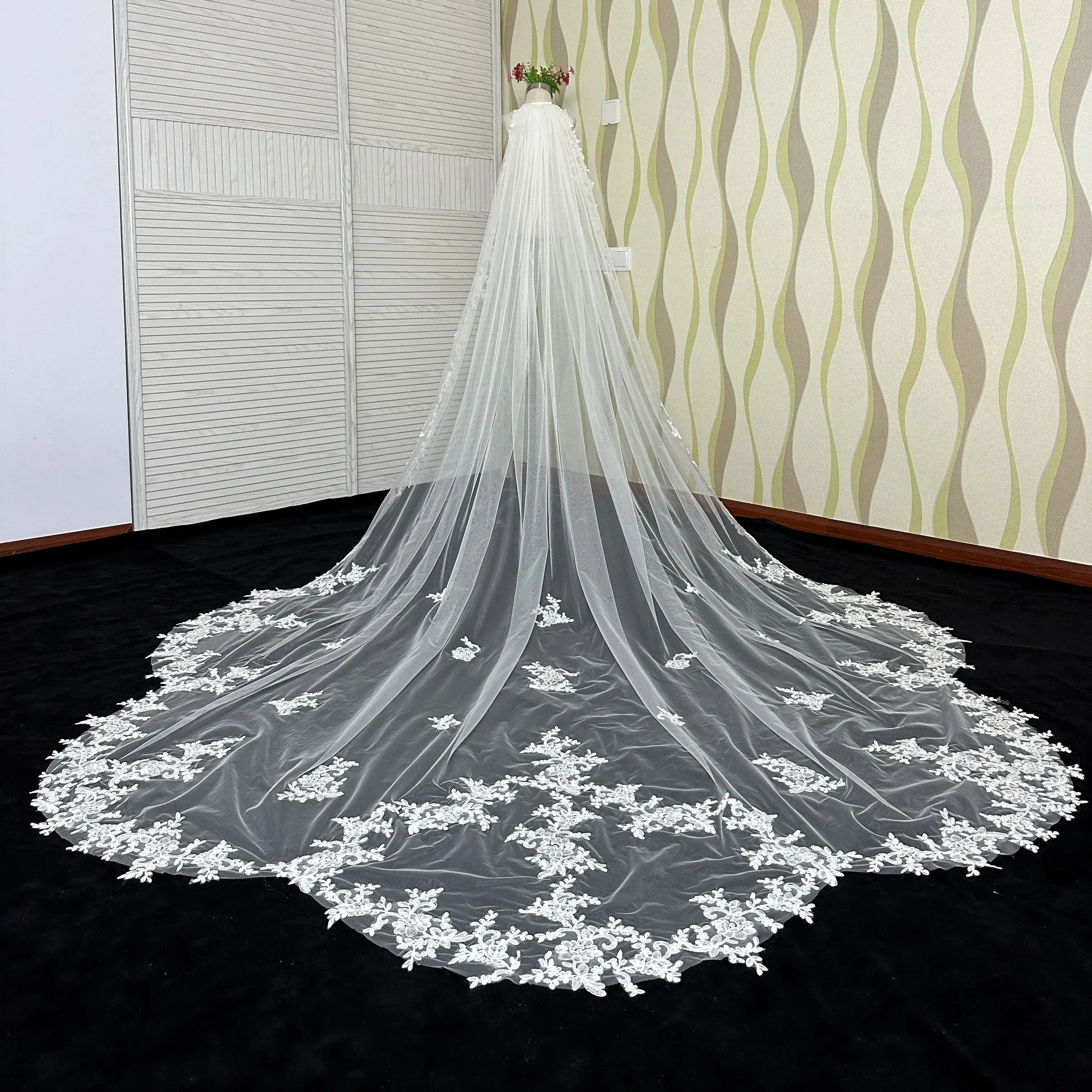 Real Photos Scallop Lace Long Wedding Veil 3.5 Meters Royal Bridal Veil with Comb White Ivory Veil for Bride Wedding Headpiece