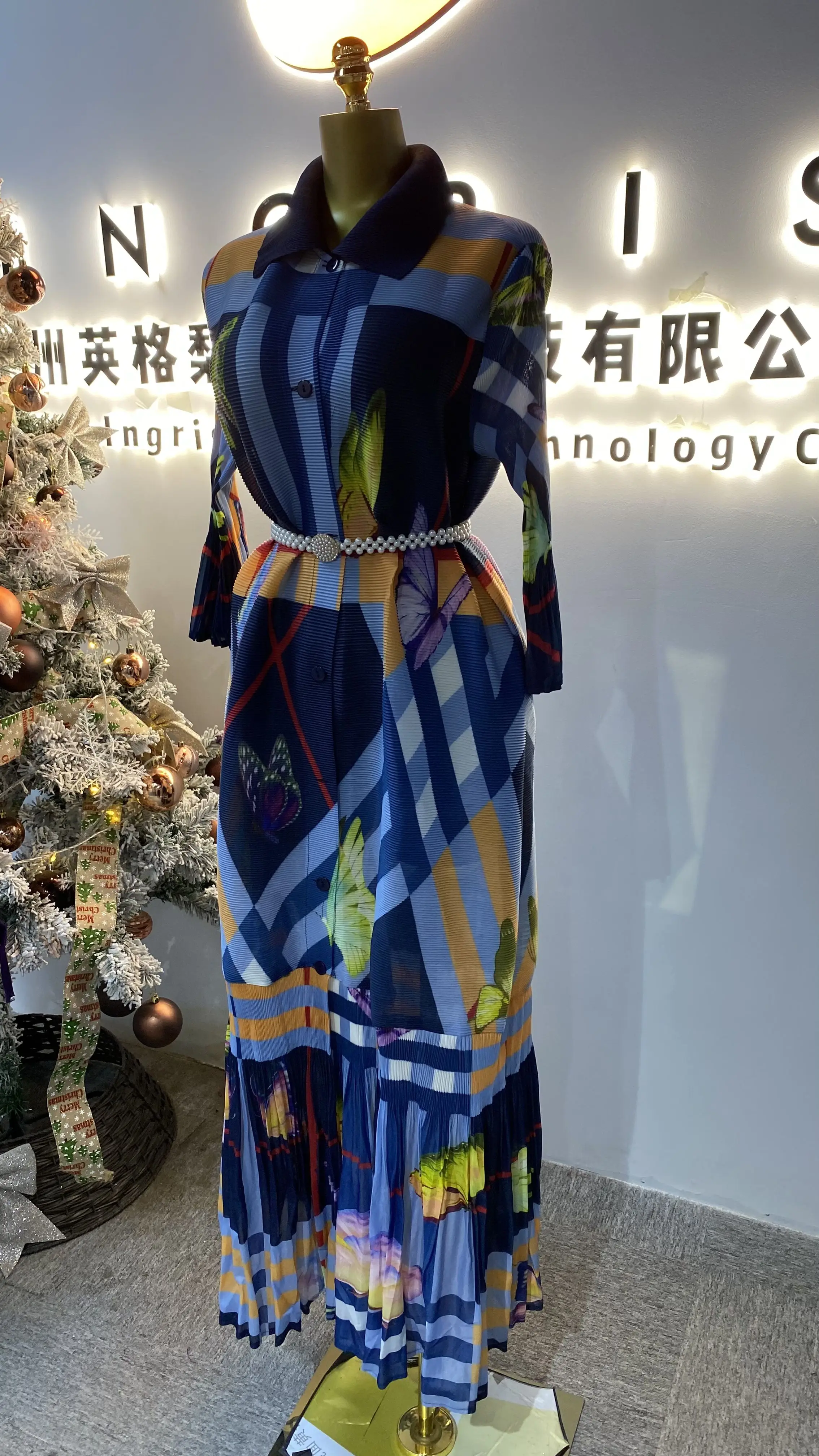 Lässiges muslimisches Farbblock-Druck-Einreiher-Design, bodenlang, plissiert, Übergröße, Damenkleid-GZMM475