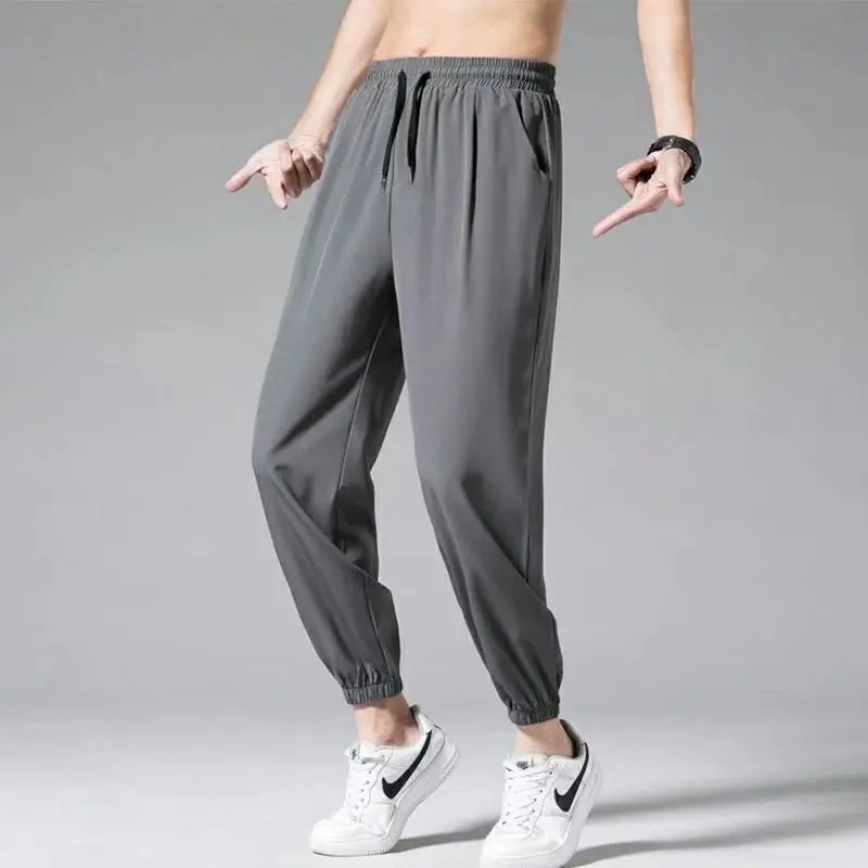 ผู้ชายสปอร์หลวมพอดีผ้าไหมน้ำแข็งฤดูร้อนบางกางเกงลำลองกางเกงกางเกงพร้อมสายรัดยางยืดชายกระโปรงแฟชั่นสลิมมิ่ง