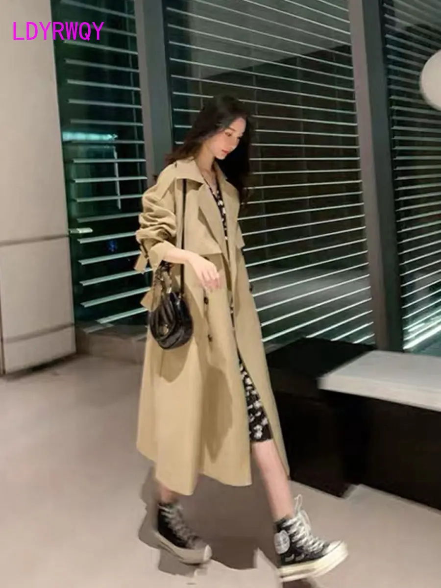 In 2022, the new trench coat for women in Korea is a long and small figure design autumn coat