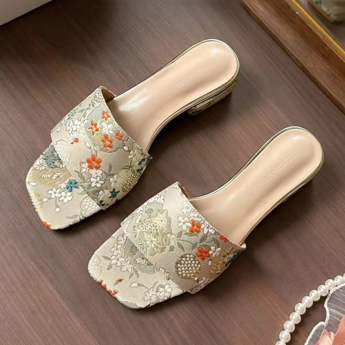 

Женские летние новые тапочки на низком каблуке в этническом стиле с открытым носком, нескользящие уличные тапочки на мягкой подошве, модные сандалии на блочном каблуке