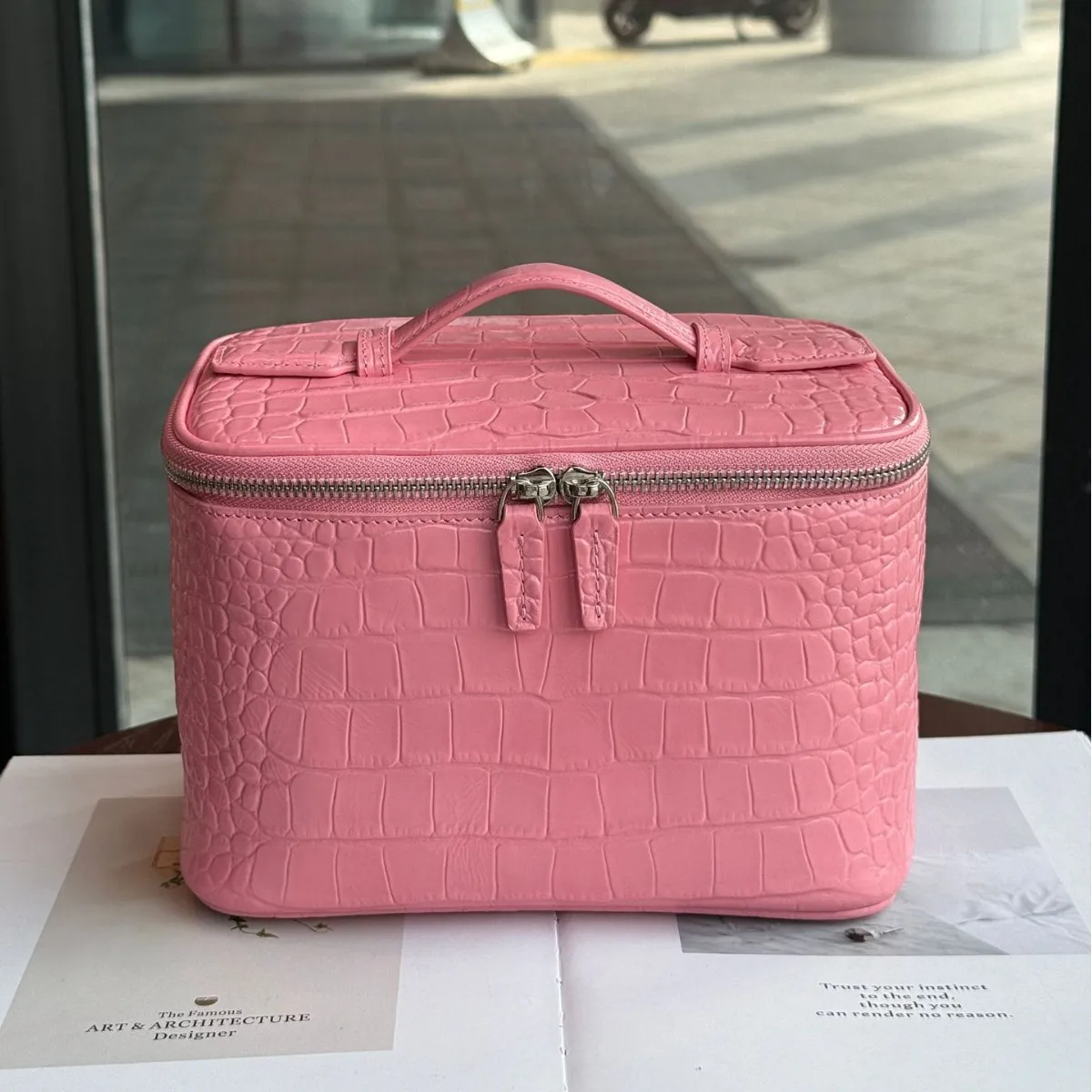 makeup bag for women's travel, portable toiletry bag practical storage bag High quality crocodile patterned top layer cowhide