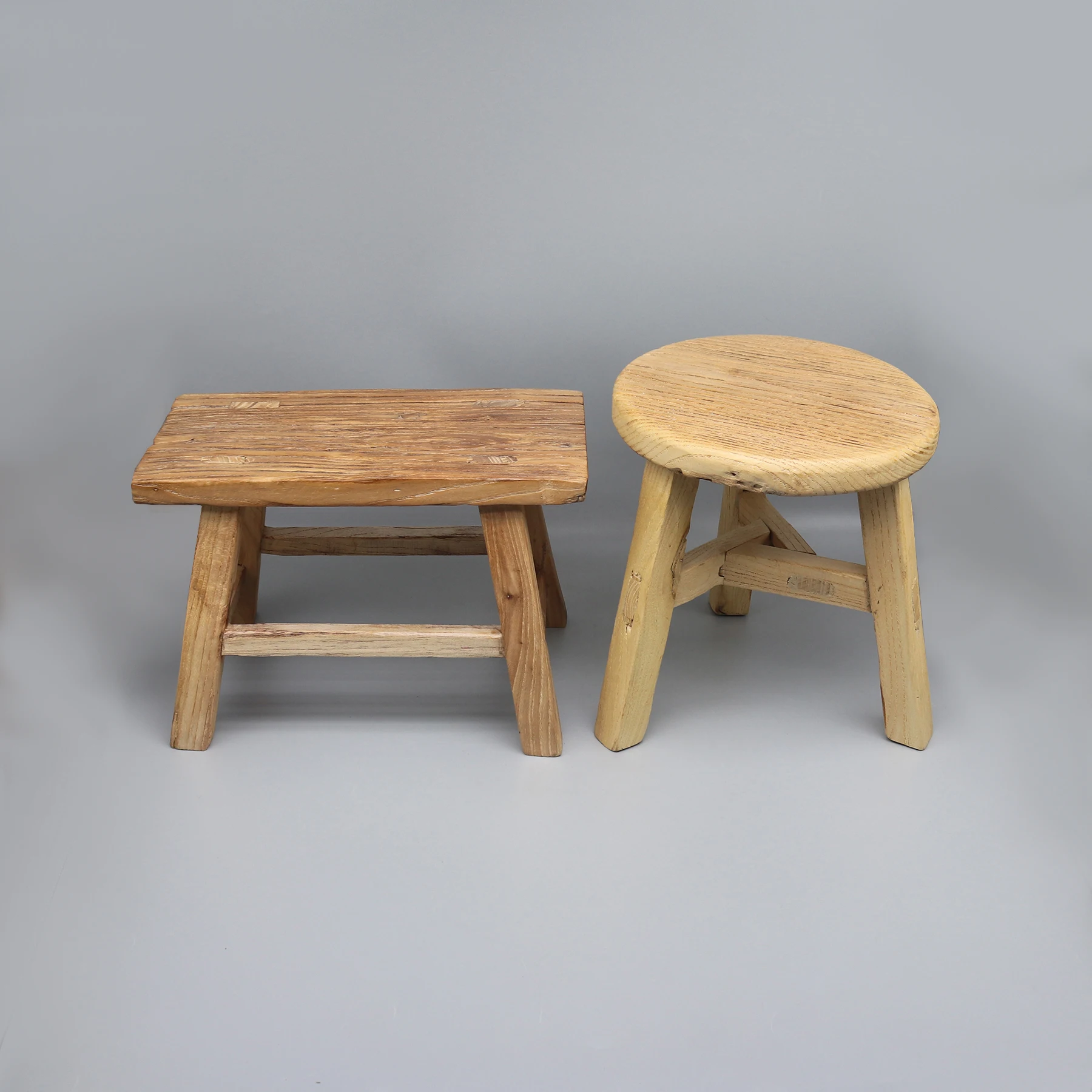 

Мелиорированный деревянный табурет со старой дверью, небольшая подставка, массив дерева естественно состаренного цвета