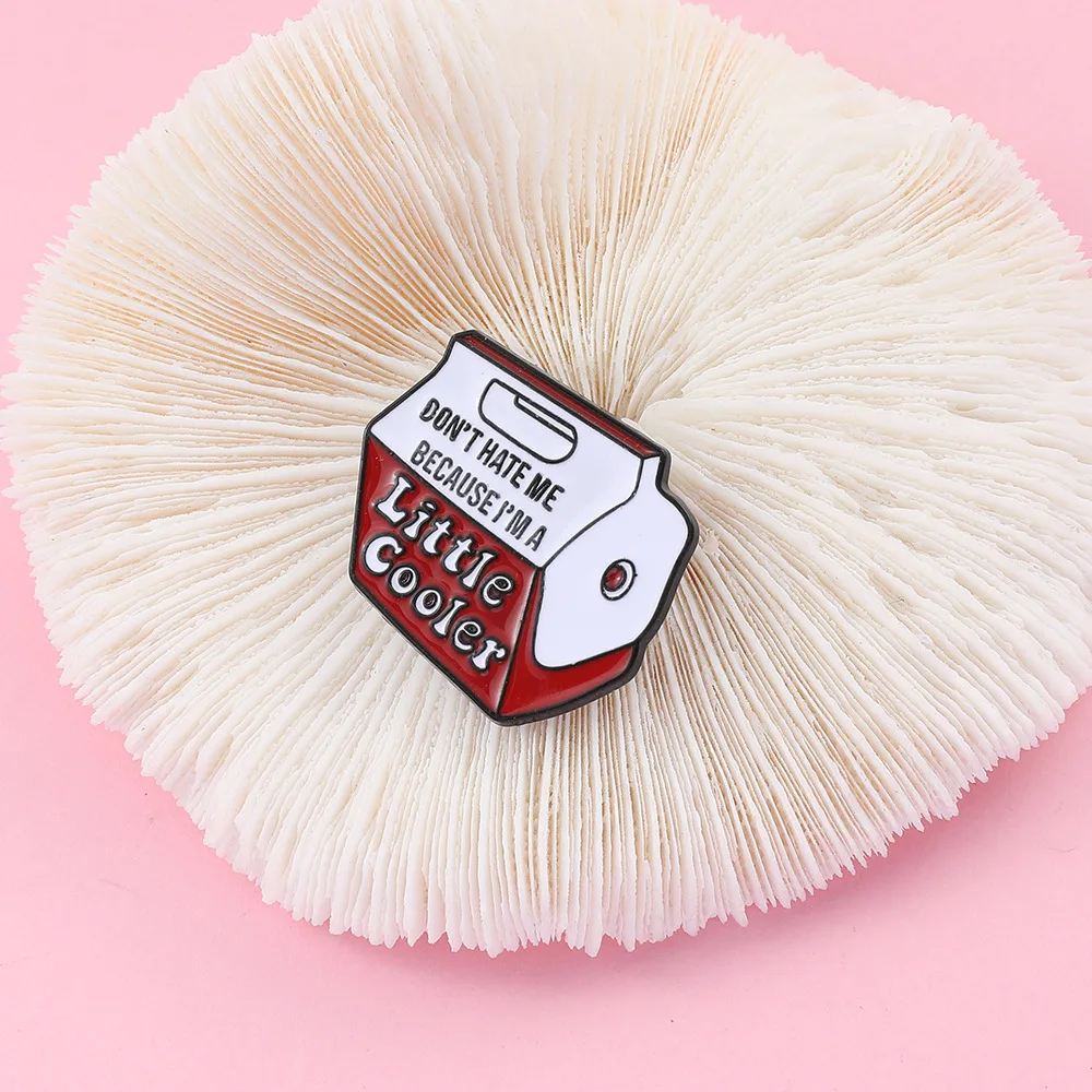 Zabawna broszka emaliowana w kształcie pudełka od mleka z kreskówki, przypinka do klapy, metalowa ozdoba do plecaka, czapki, odzieży, biżuteria, prezent dla przyjaciół