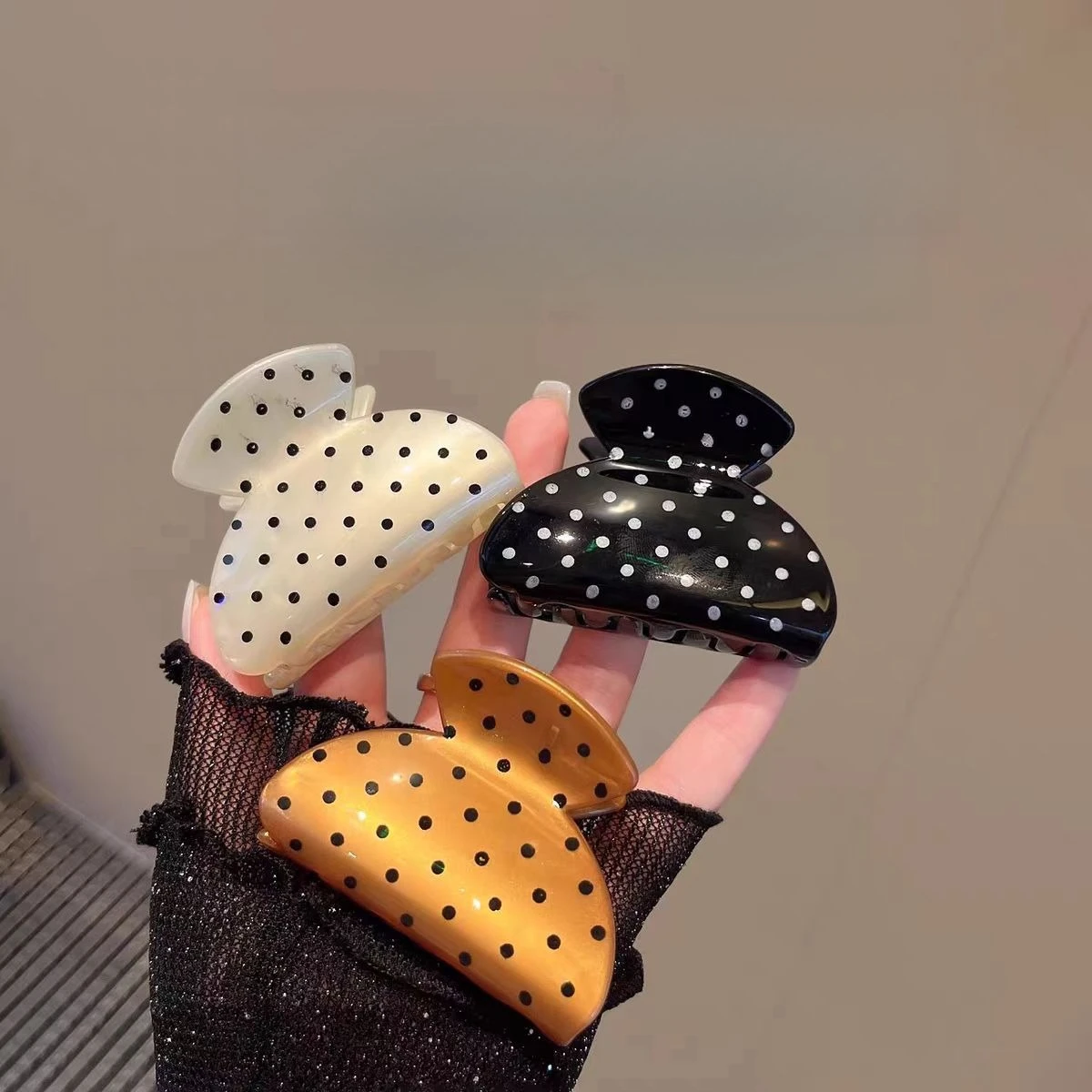 

Французская черно-белая большая заколка в горошек для женщин с царапинами на затылке