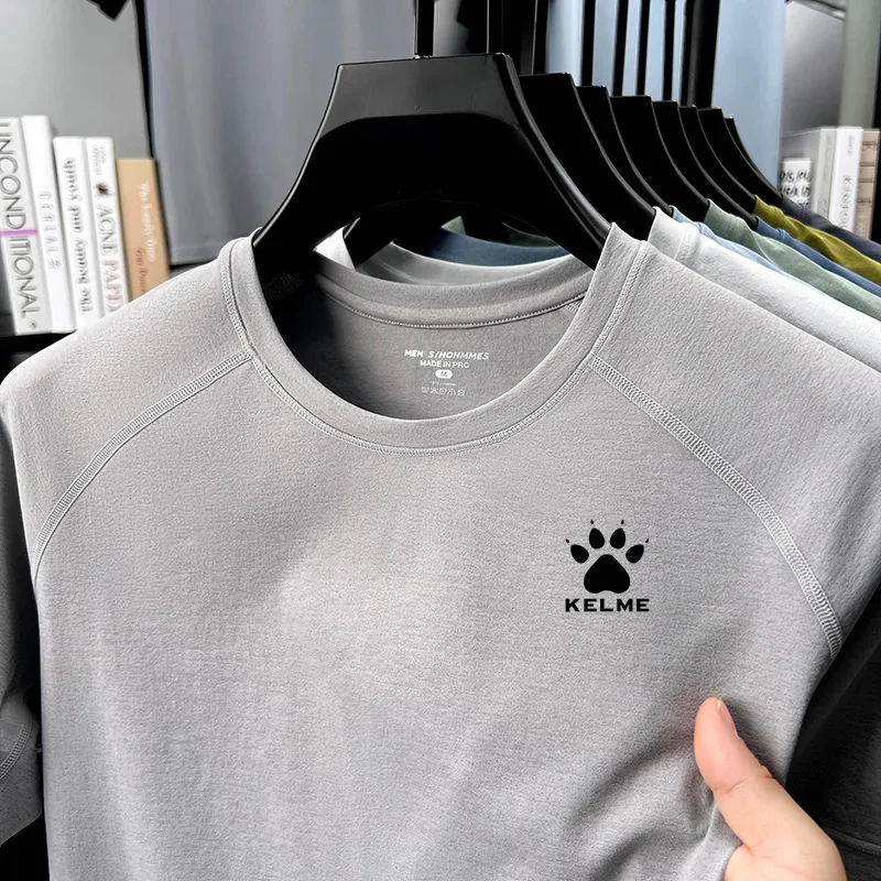 KELMEs neues Herren-Sommer-Shirt mit Rundhalsausschnitt, atmungsaktiv, schnelltrocknend, kurzärmelig, für Freizeit und Sport. – Detail 5