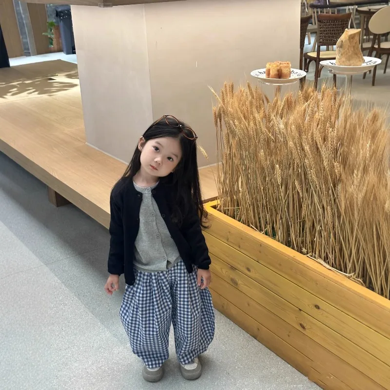 

Комплекты для маленьких девочек, осень 2021, стильный серый кардиган в корейском стиле, темно-синий свитер, пальто, клетчатые шаровары, комплекты из трех предметов