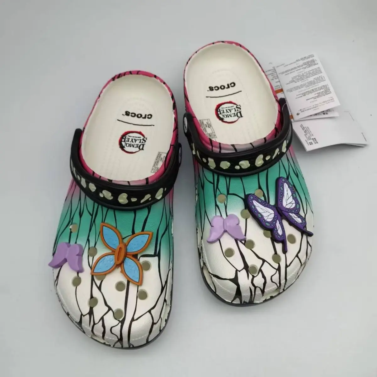 Image of Cartoon Demon Slayer Kochou Shinobu Clogs Anime Schmetterlings-Print Slip-On Schuhe mit Jibbitz Charms Atmungsaktive EVA Sandalen Anime