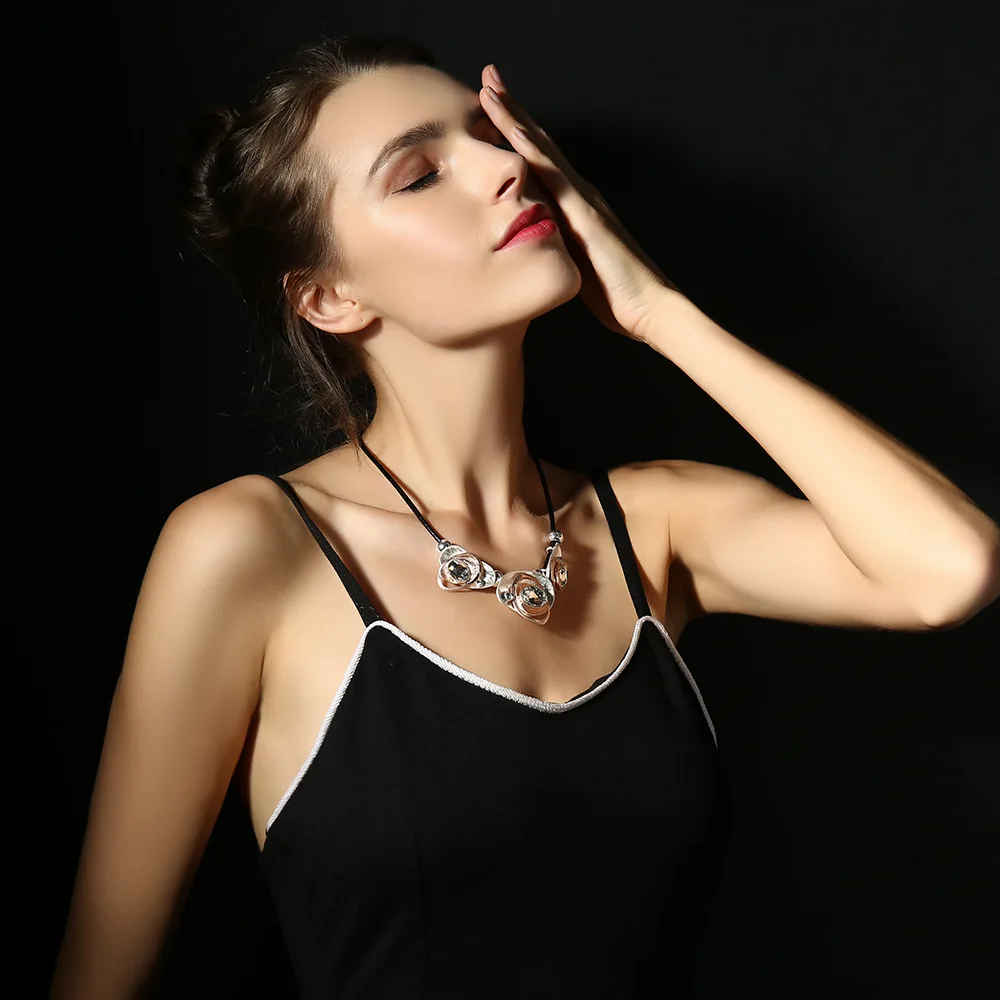 Short necklace fashion new women's high sense Europe and America autumn popular jewelry retro simple collarbone chain