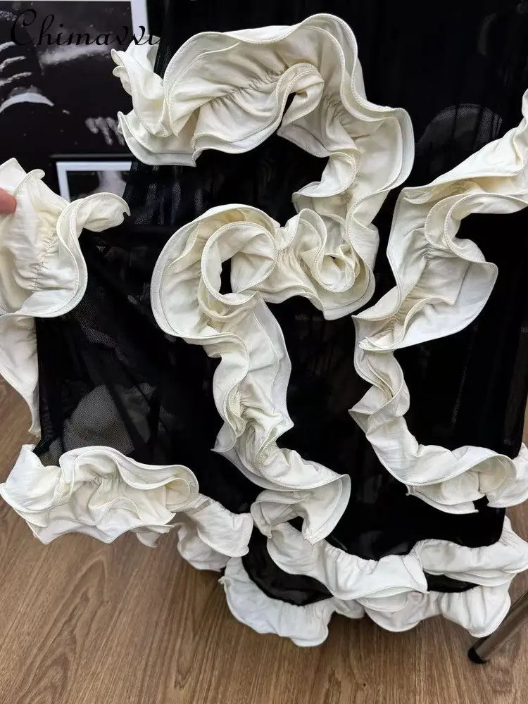 春らしいフレンチスタイルのローネックノースリーブ、カラーブロックパッチワーク、3D立体的な花柄の縁取りが特徴の、スリムでエレガントなパーティードレス。