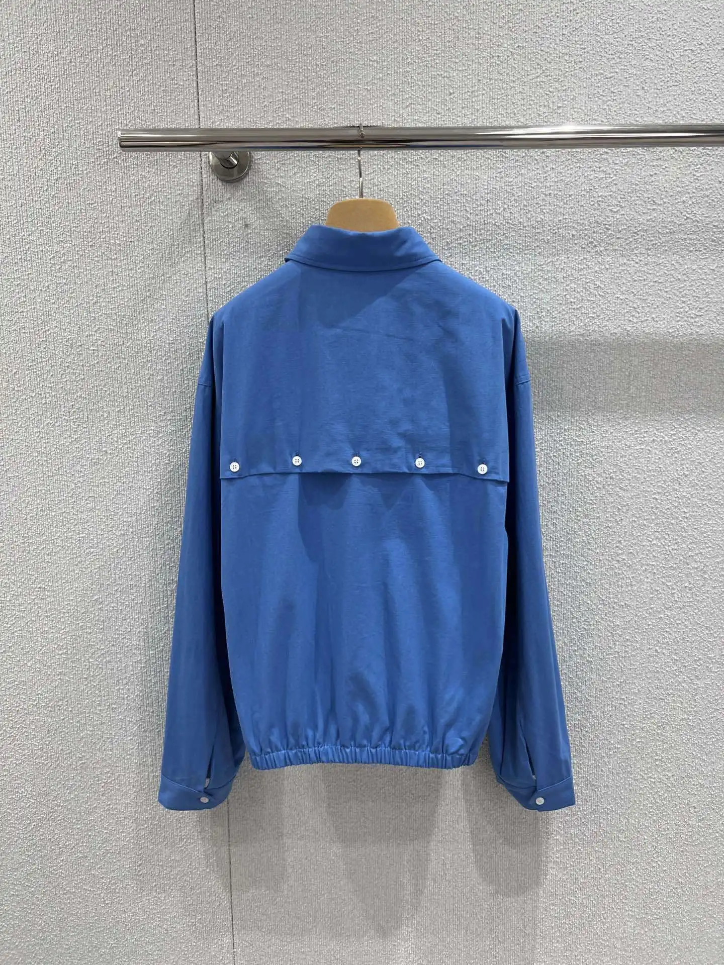 

26-year-old new Klein Blue loose-fitting long-sleeved button-down shirt - a comfortable top for both commuting and casual wear