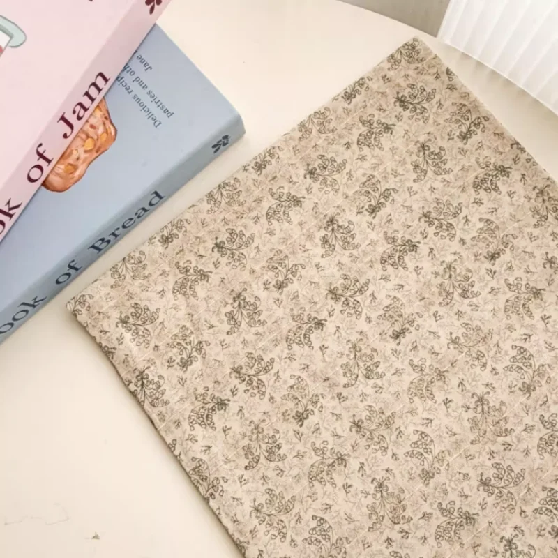 

Polyester cotton small floral fabric, used for handmade production of headbands, skirts, tablecloths, and other fabrics.