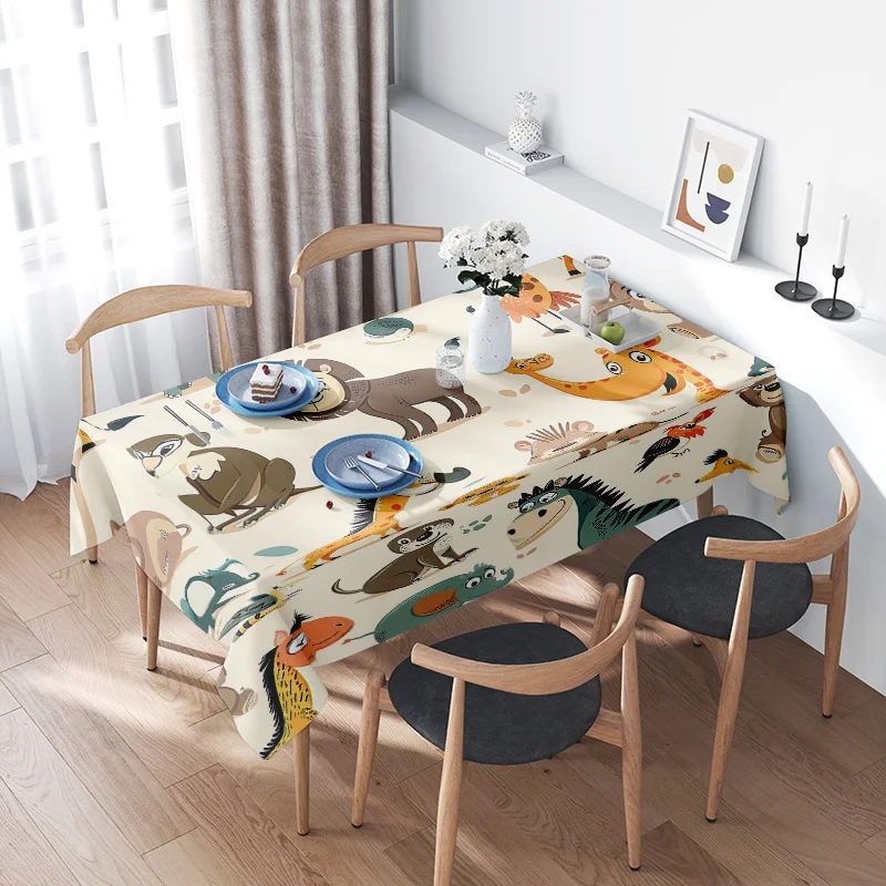 Juego de mantel con temática de animales con jirafas, cocodrilo y pandas, perfecto para cenas acogedoras con familiares o amigos.