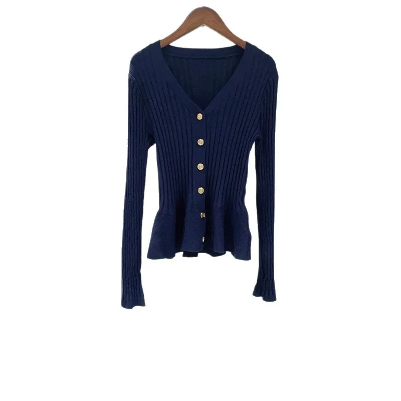 

【Подарок бесплатно】 Осень-зима 2025 Модный вязаный свитер в рубчик с эластичными рюшами и v-образным вырезом с золотой пуговицей