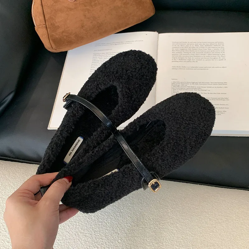 أحذية مسطحة للسيدات من القطيفة على الموضة بمقدمة مستديرة أحذية نسائية ضحلة دافئة بحزام بإبزيم أحذية ماري جينس مسطحة من الفرو