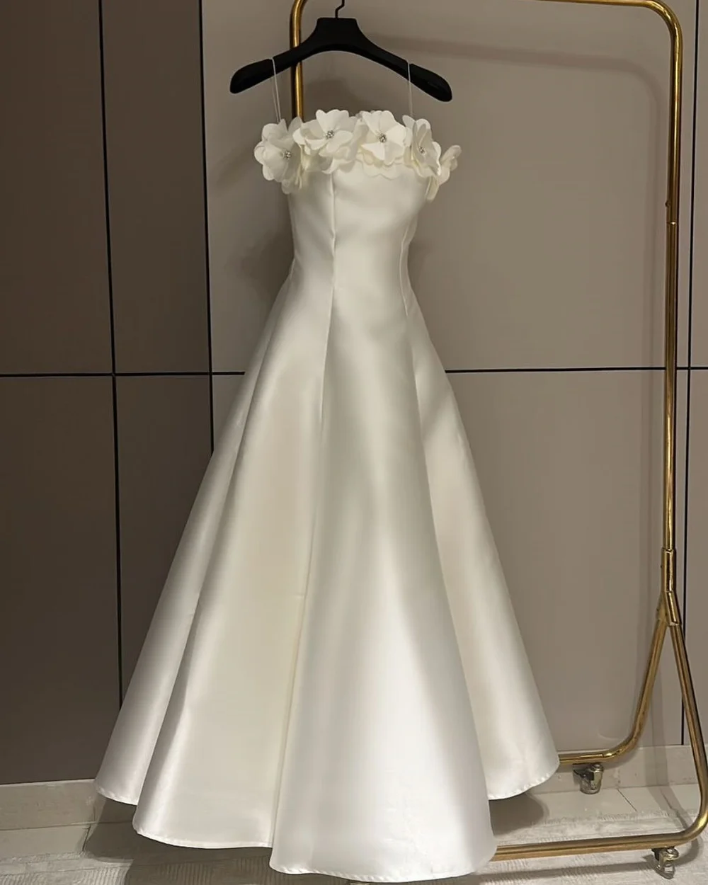 Vestidos de Noite Longos Personalizados em Estilo Chinês, Charmeuse Clássico com Pregas e Flores, Sem Alças