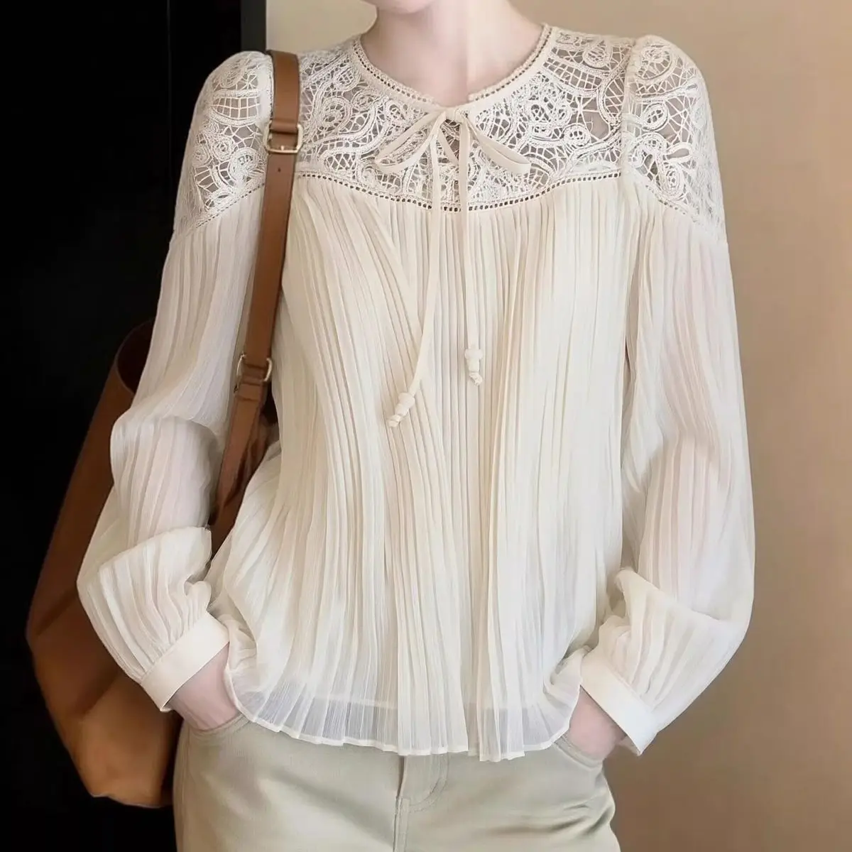

Unique and beautiful lace spliced shirt women's spring design sense niche temperament high-end crochet chiffon shirt top