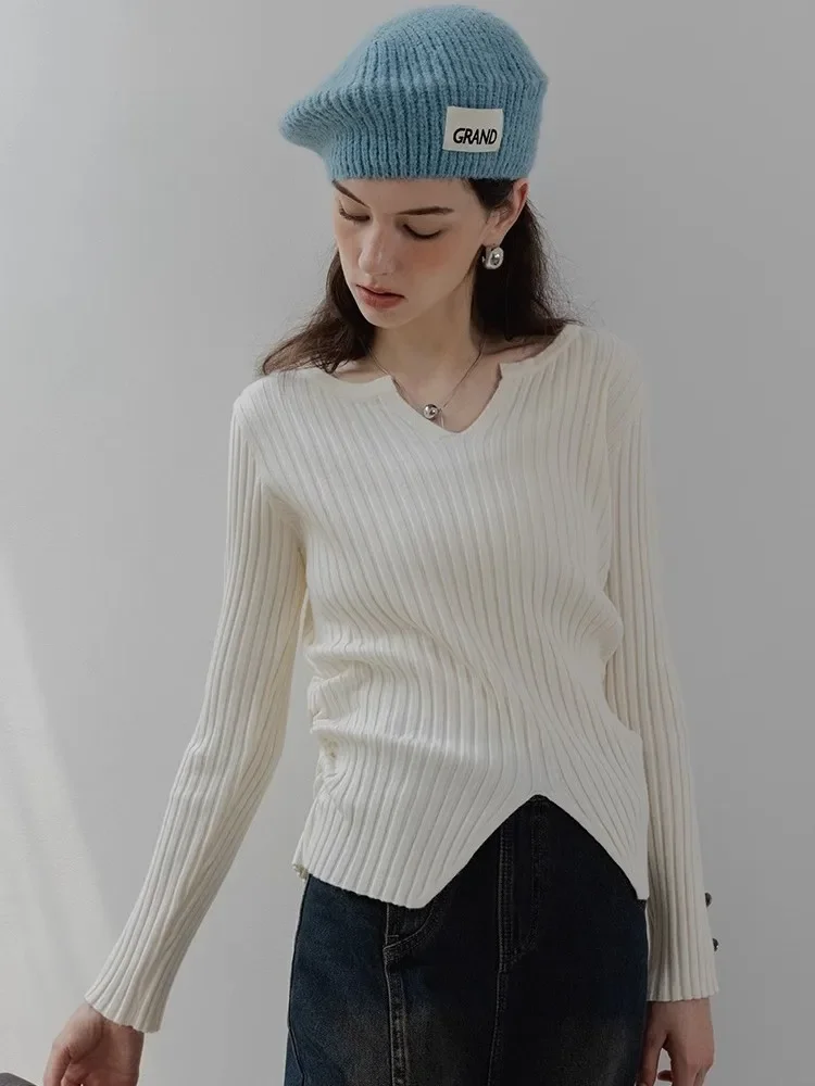French Minimalist V-Neck Sweater For Women'S Autumn And Winter Design, With A Split Hem And A White Slim Fit Knit Sweater