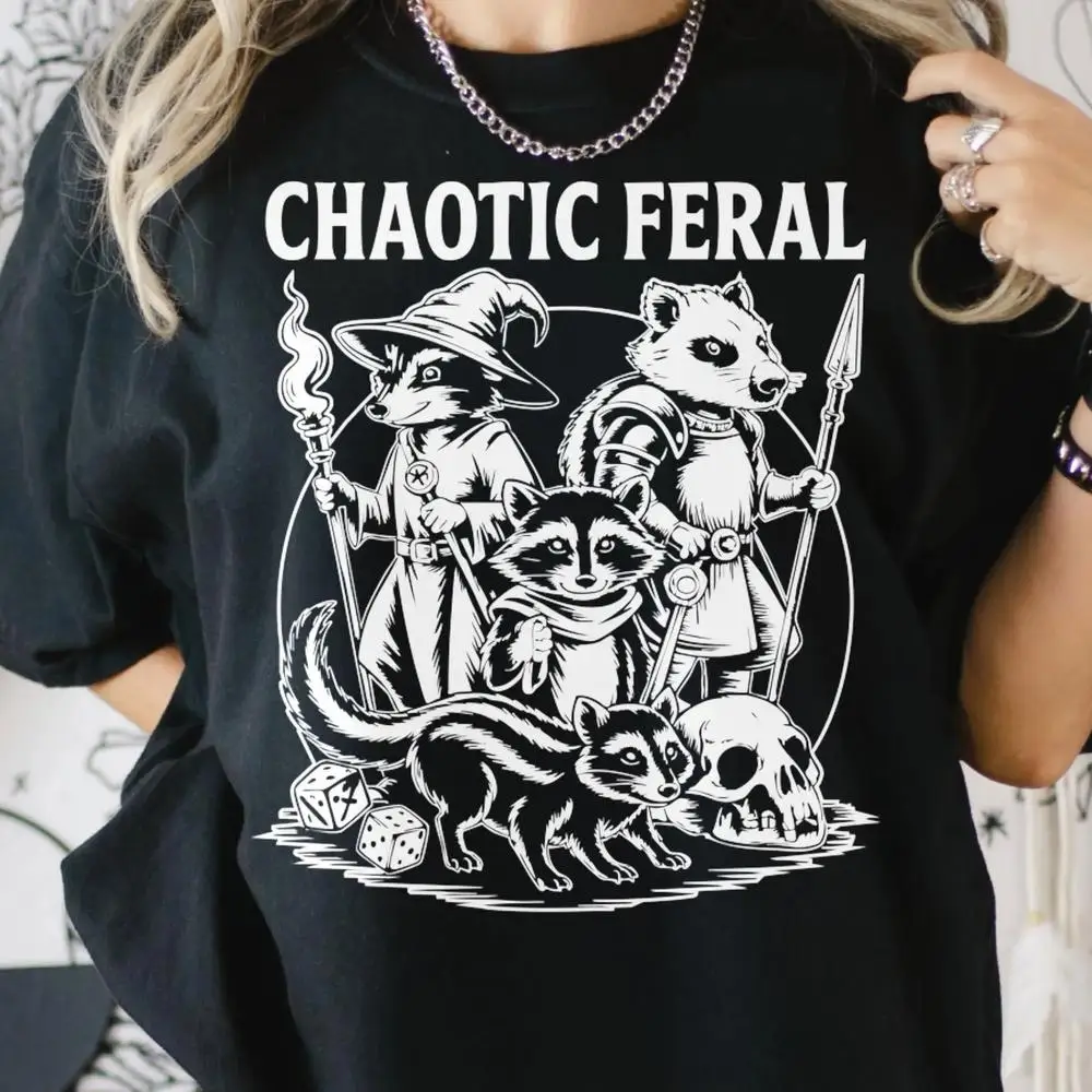 تي شيرت برسومات محاذاة مضحكة، قميص DND Feral الفوضوي، هدية Nerdy Dungeon and Dragons، قميص Raccoon Opossum RPG Meme