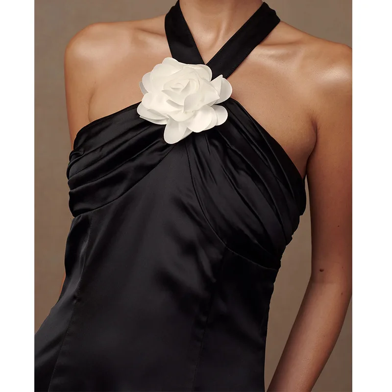 女性の新しいファッショナブルな背中の開いたセクシーな花柄サテンロングスカートとハイエンドのハンギングネックドレス