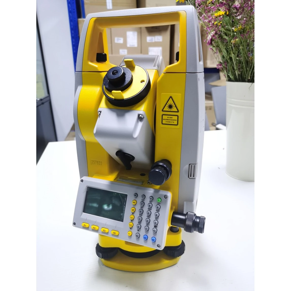 

Low Price No Prism 2'' Accuracy 1000m SOUTH NTS-332R10M Robotic Total Station Engineering Measuring Instrument for Surveying