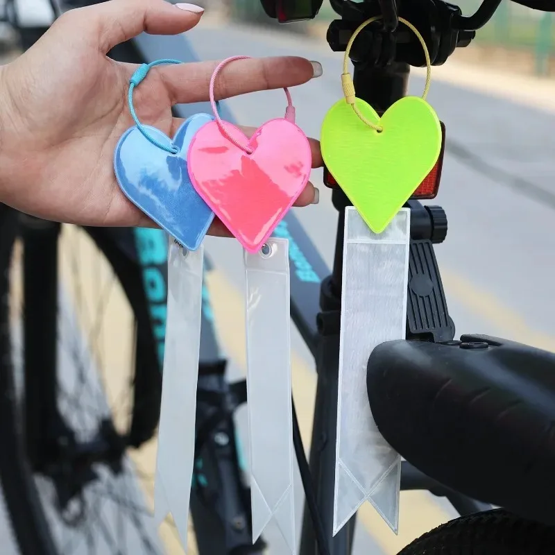 Auto Sicherheitswarnung Reflektierendes Band Herz Hohe Helligkeit PVC Streamer Anhänger Nacht Fahren Sichtbarkeit Dekor Rosa Blau Gelb