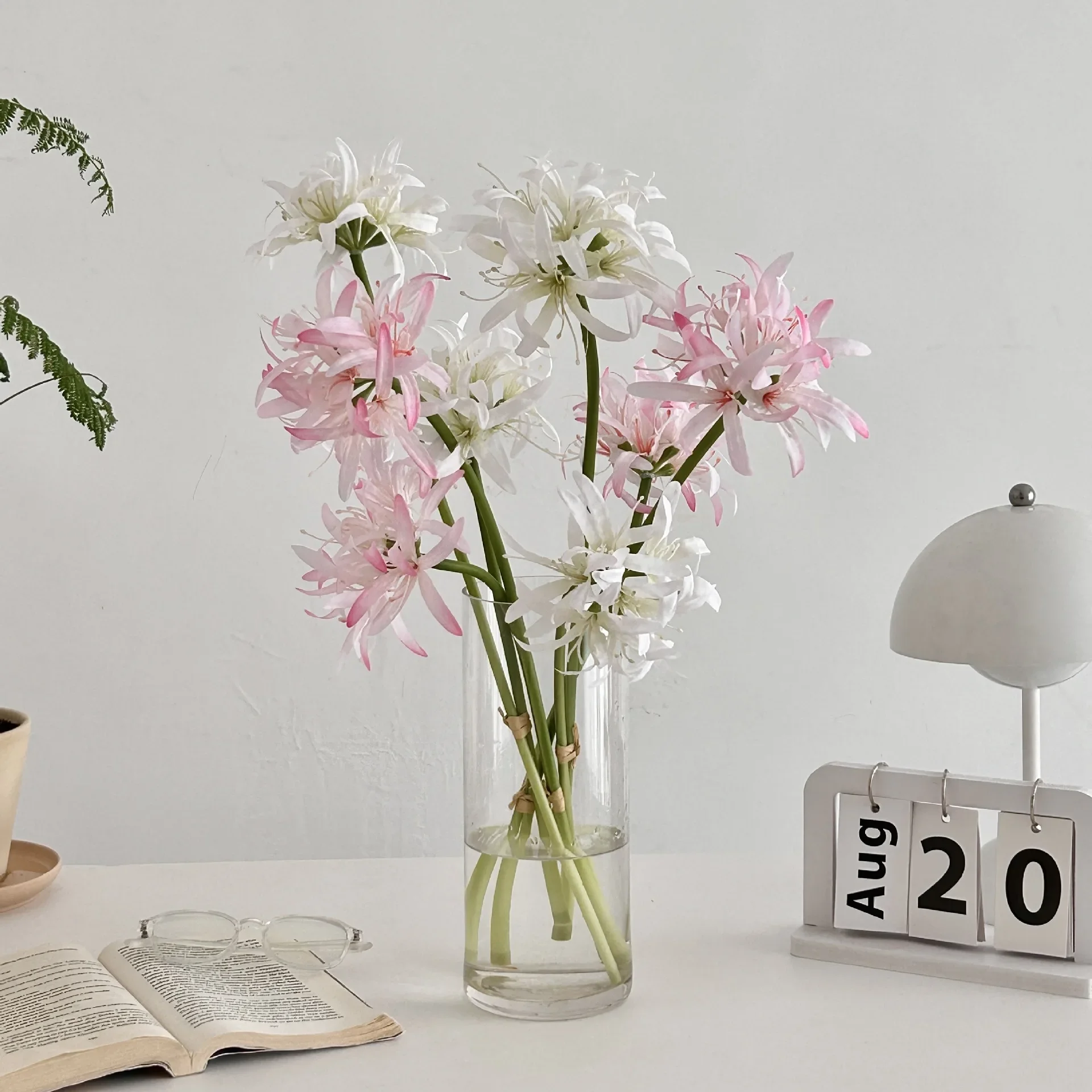 19.7 بوصة زهور الزنبق العنكبوتية الحمراء الاصطناعية لديكور مكان الزفاف Hanfu التصوير الدعامة