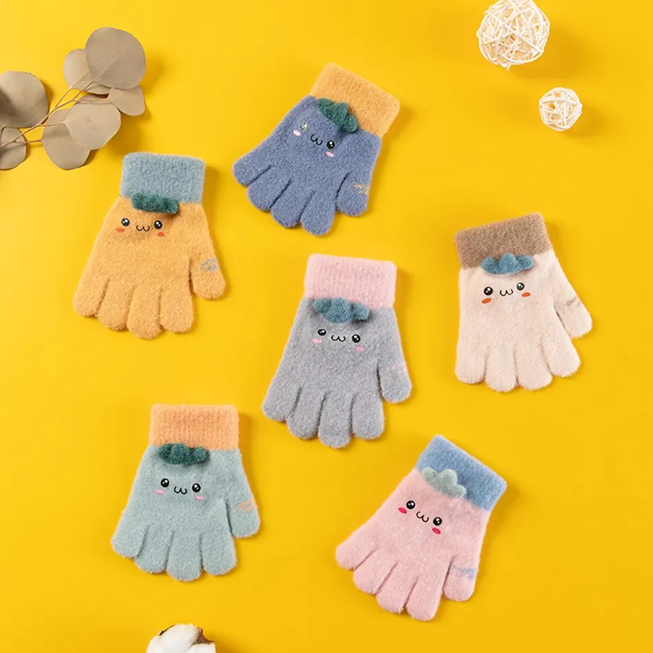 Guantes suaves de dedos completos para niñas pequeñas, manoplas cálidas de invierno con dibujos animados de zanahoria, accesorios para niños de 3 a