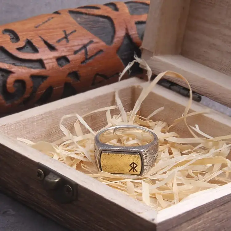 925 sterling silver Thor’s Hammer Mjölnir and vegvisir ring as gift with vintage wood viking box