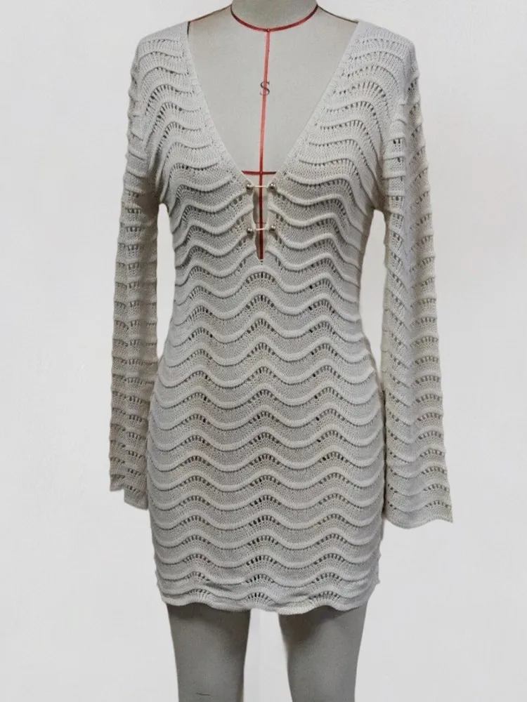 ビーチバケーションカジュアル長袖日焼け止めカバーアップ、ニット中空ショートドレス、フィット感のあるプレーンスタイル、夏と秋のファッション