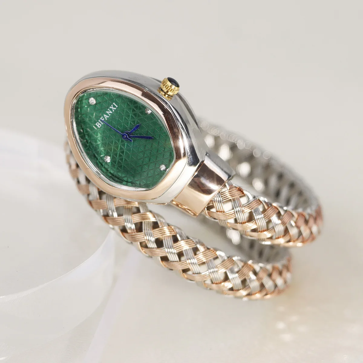 

2025 AAA Light Роскошные классические уникальные женские часы со змеиной головой в стиле ретро с плетеным стальным ремешком Женские золотые часы AAA в подарок