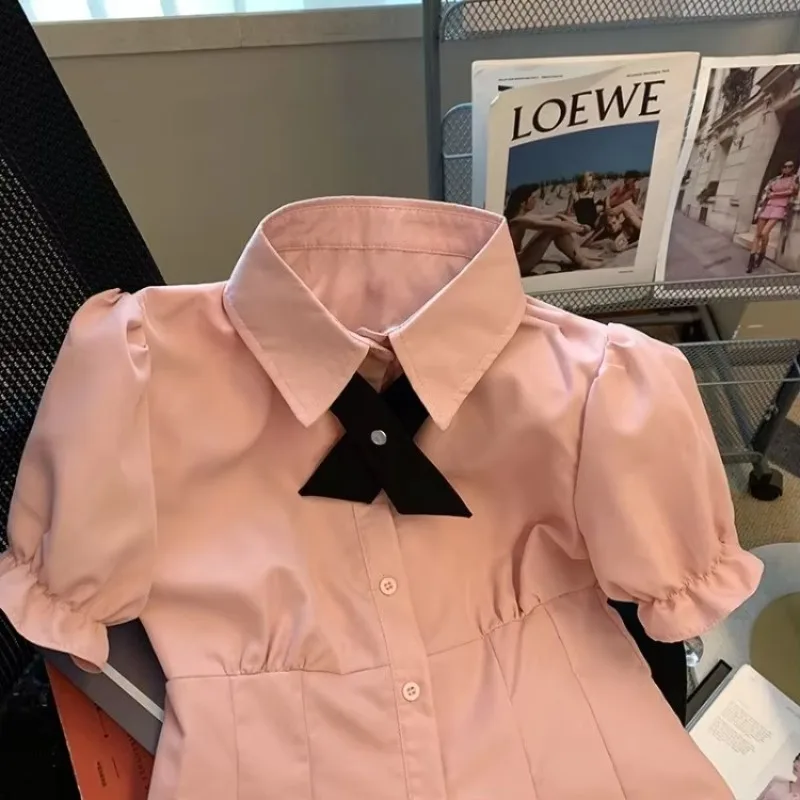 قمصان نسائية برقبة على شكل طية صدر السترة وردية حلوة Y2k بلوزات ذات خصر نحيف مكشكشة واحدة الصدر 2205 بلوزات صيفية جديدة بأكمام قصيرة