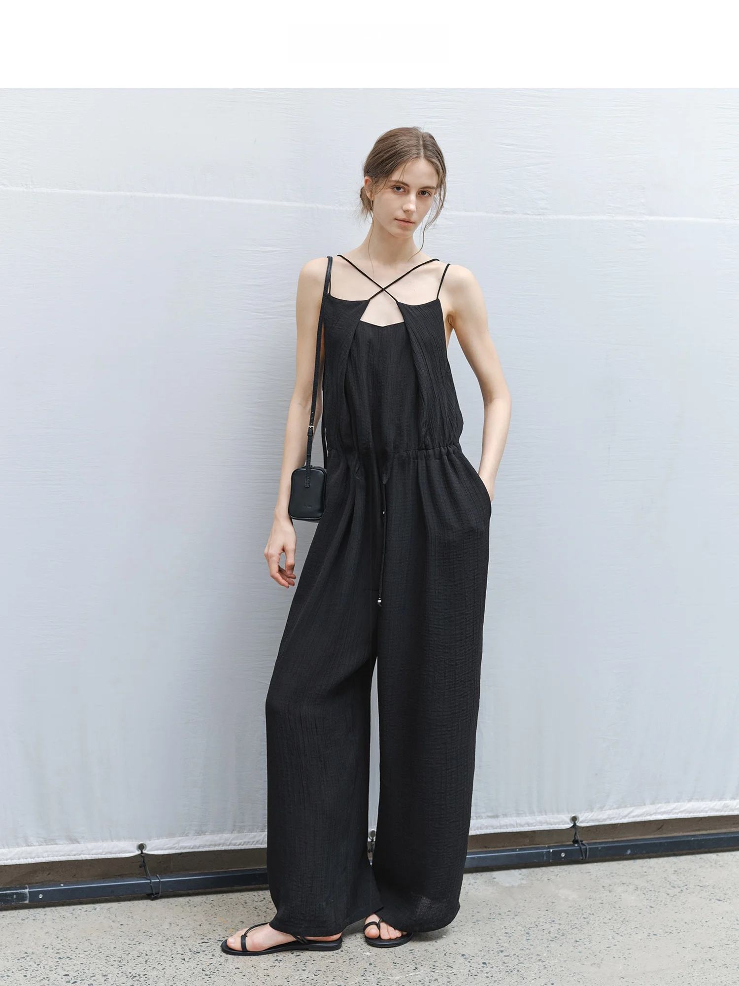 

Комбинезон TAGEECHITA с текстурированным воротником-хомутом, свободный крой, регулируемые бретели на шнурке, прямые брюки, удобный, из полиэфирного волокна