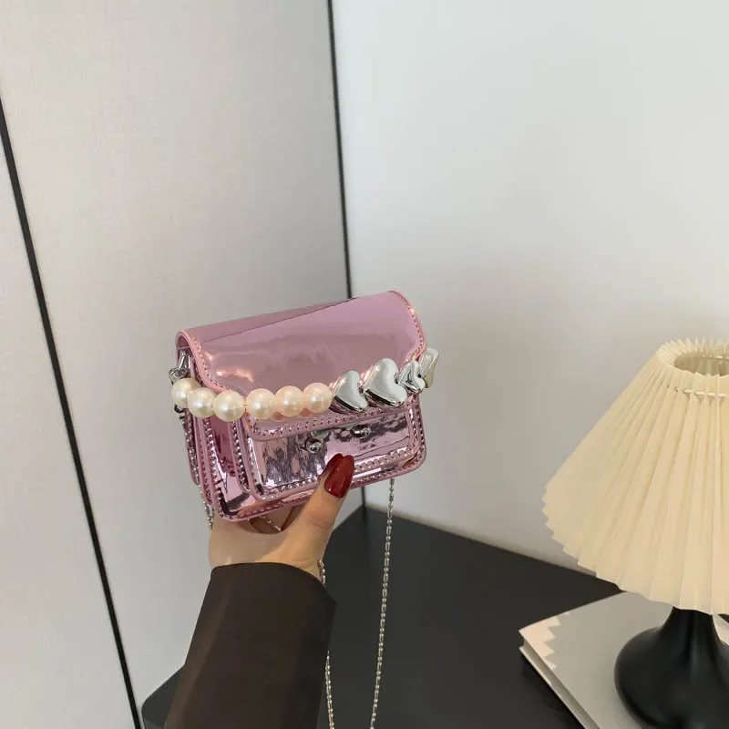 ‌ Глянцевая сумка из лакированной кожи SS 202520, мини-квадратная сумка для губной помады с жемчужной цепочкой, женская сумка через плечо для повседневной рабочей вечеринки