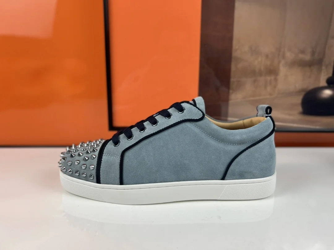 Luxury Men‘s Light Blue Suede Leather Shoes Silver Spikes Footwear Lace Up Red Bottom Shoes For Men Fashion Walking Casual Shoes