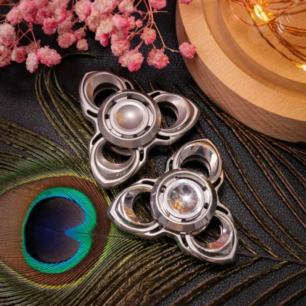 HALO.EDC Plume Fidget Spinner Disegni originali Fidget Toys per adulti Gadget per alleviare l'ansia Fidget Spinner a tre pale