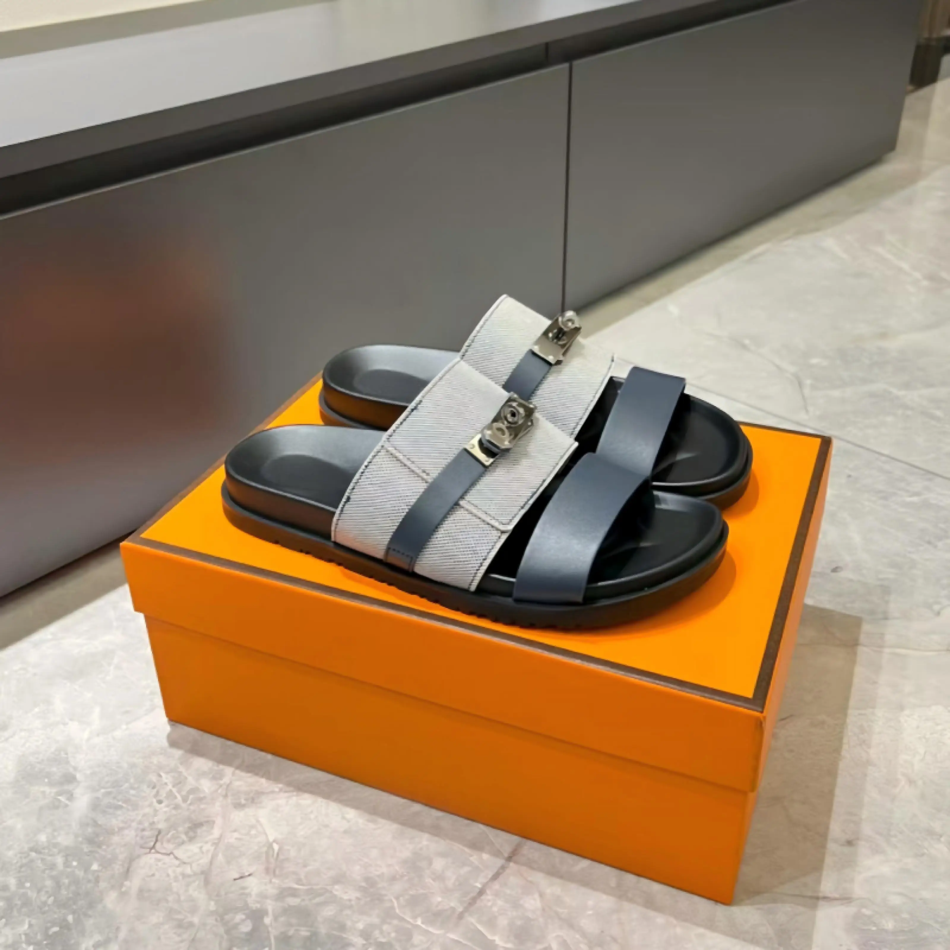 Unisex zomerse slippers met dubbele band, metalen gesp, antislip, lederen binnen- en buitenslippers