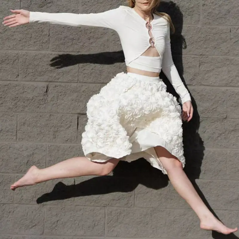 Saia de meio corpo com cintura elástica de flor estéreo elegante de cor sólida. Senhoras primavera e verão novas saias casuais rosa de comprimento médio