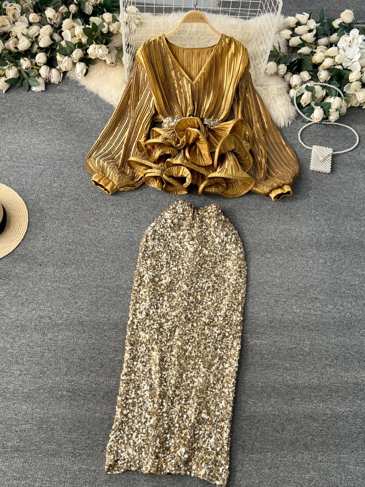 Conjunto E e Moderno F com Saia de Cintura Alta e Top com Lantejoulas Brilhantes, Pregas e Detalhes em Renda pa...