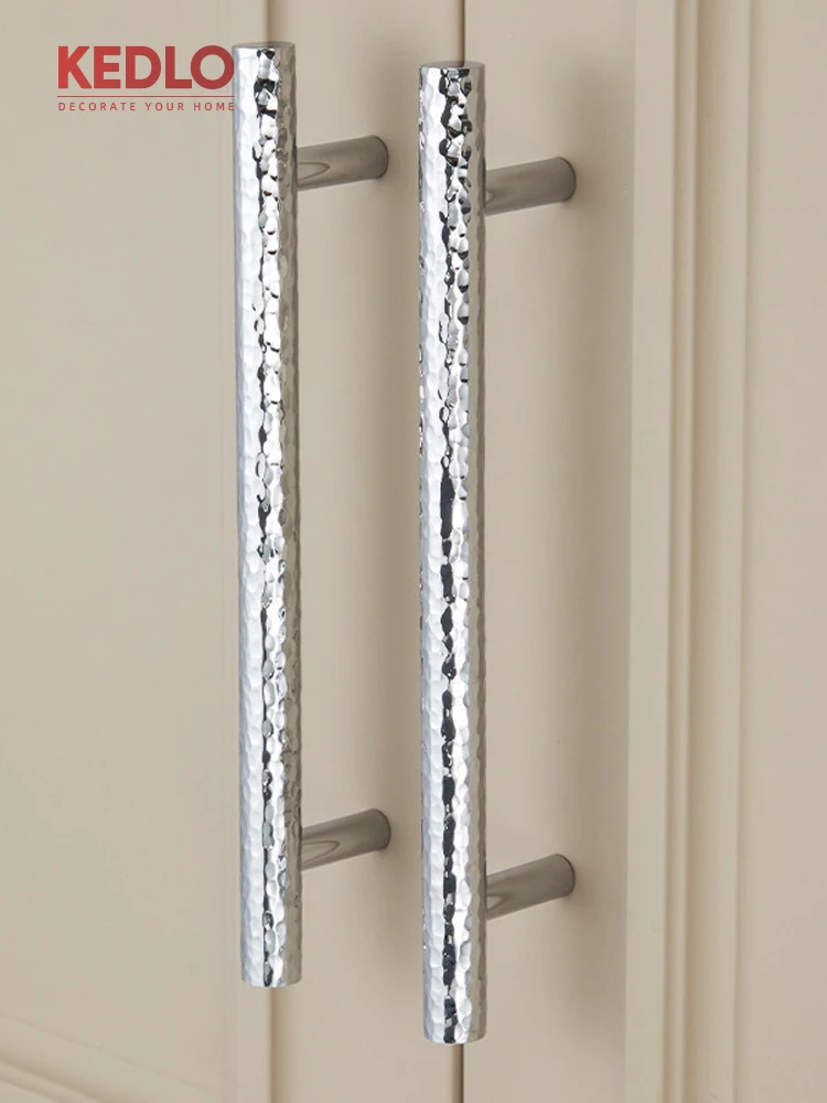 KEDLO Moderner Luxusgriff mit Hammermuster für Küchenschränke, glänzendes Chrom-Silber, langer Griff für Schranktüren und Schubladen, T-Griff – Detail 9