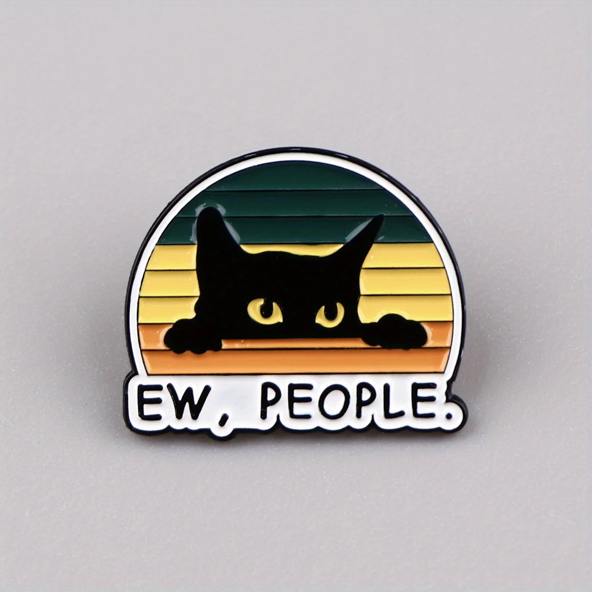 دبوس مطلي على شكل قطة سوداء لطيفة مع نص "Ew, People" - شارة حقيبة ظهر من سبائك الزنك، بروش طية صدر السترة للحقائب والهدايا، إبزيم خلفي غير معدني